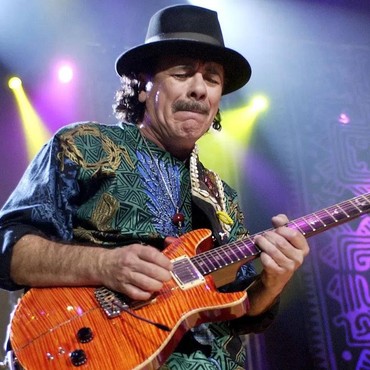 Ini Penyebab Musisi Carlos Santana Mendadak Pingsan di Panggung