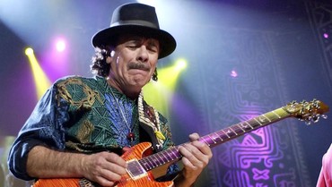 img-title Ini Penyebab Musisi Carlos Santana Mendadak Pingsan di Panggung