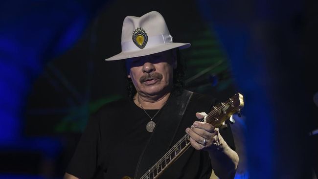 Gitaris kawakan Carlos Santana pingsan saat konser diduga karena dehidrasi.