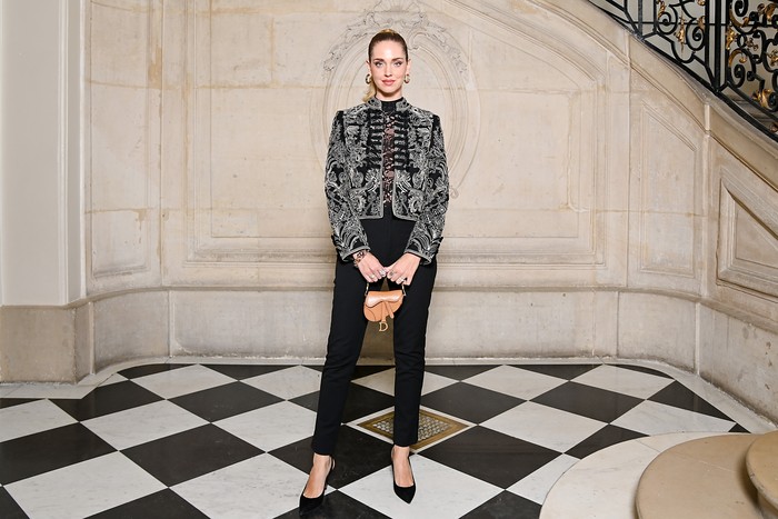 Chiara Ferragni mencuri perhatian di peragaan Dior haute couture Fall 2022 lewat padanan Toreador jacket dan celana hitam. Foto: Getty Images For Christian Dior/Pascal Le Segretain