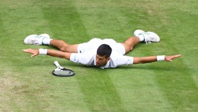 FOTO: Jatuh Bangun Djokovic Demi Tiket Semifinal Wimbledon