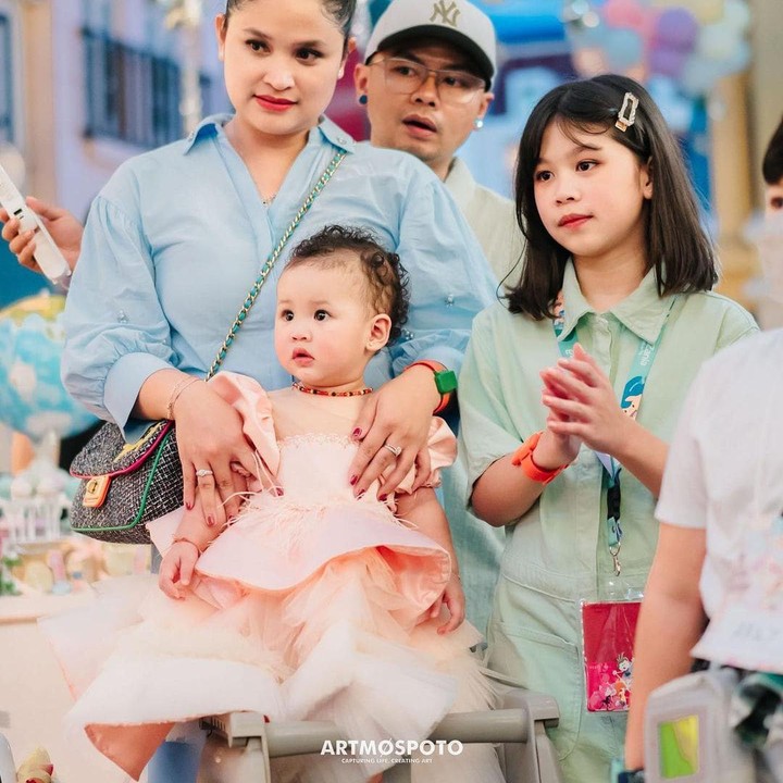 <p>Foto Aiko saat pesta ulang tahunnya sedang berlangsung. Tampil anggun dengan gaunnya, membuat ia semakin menggemaskan. (Foto: Instagram @revtiayunatasya)</p>