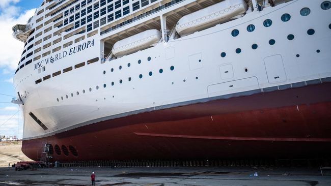 Seorang ayah dan putrinya yang masih kecil, berhasil diselamatkan oleh kru kapal pesiar Disney Dream setelah terjatuh ke laut.