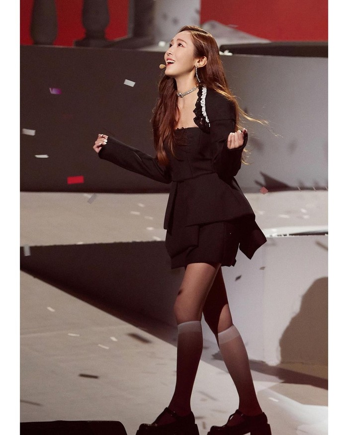 Hingga saat ini Jessica Jung masih disibukkan dengan aktivitasnya di program tersebut. Di episode terbaru yang ditayangkan, Jessica bersama timnya menunjukkan penampilan memukau dengan lagu Nobody dan Lonely Warrior./ Foto: instagram.com/jessica.syj