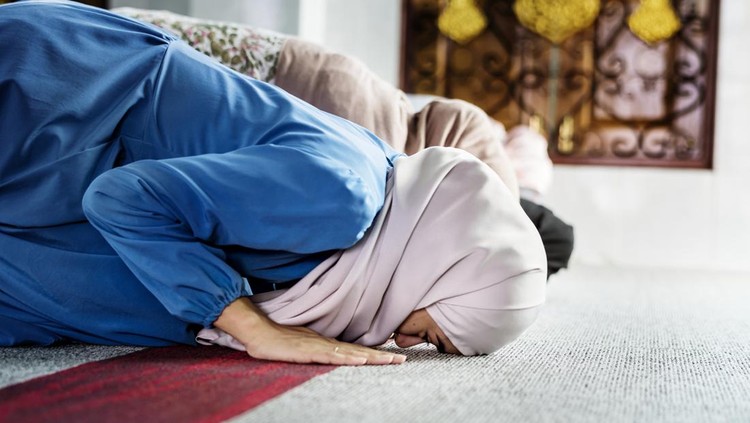 Ilustrasi wanita muslim melakukan sujud Ilustrasi wanita muslim melakukan sujud