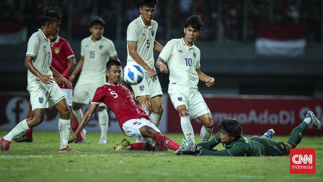Timnas Indonesia U-19 dan Thailand imbang dalam laga babak pertama Piala AFF U-19 di Stadion Patriot Candrabhaga, Rabu (6/7).