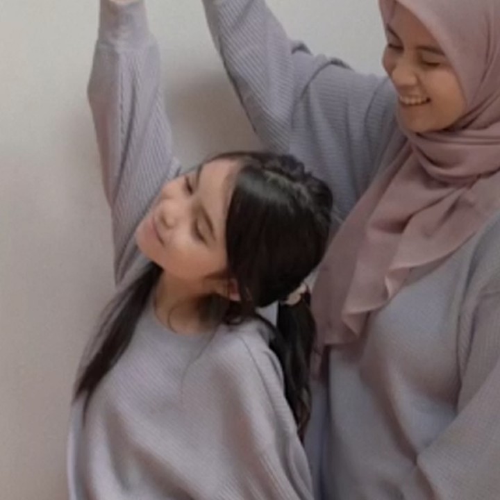 <p>Inez mengatakan bahwa anak sambungnya itu memiliki kepribadian menyenangkan, Bunda. "Sienna si anak ESFJ sesuai dengan mbti-nya, anak yang mudah bergaul dengan siapapun, yang kenal sienna pasti akan nyaman ngobrol sama dia karena dia dapat mendengarkan dengan baik," tuturnya melalui akun<em> @nesyanabila.</em> (Foto: Instagram @nesyanabila)<br /><br /><br /></p>
