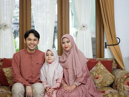 7 Potret Kedekatan Sienna Anak Marshanda dengan Ibu Sambung Mama Ines