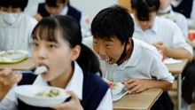 FOTO: Makanan Gratis untuk Pelajar di Jepang, Demi Tangkis Inflasi