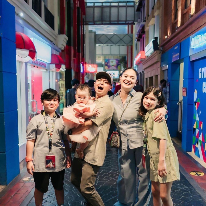 <p>Ini potret kebersamaan keluarga kecil Wendi yang kompak menggunakan warna <em>outfit</em> senada. Sedangkan, Aiko mengenakan gaun berwarna <em>peach</em>. (Foto: Instagram @wendicagur)</p>