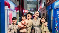 <p>Ini potret kebersamaan keluarga kecil Wendi yang kompak menggunakan warna <em>outfit</em> senada. Sedangkan, Aiko mengenakan gaun berwarna <em>peach</em>. (Foto: Instagram @wendicagur)</p>