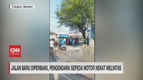 VIDEO: Jalan Baru Diperbaiki, Pengendara Sepeda Motor Nekat Melintas