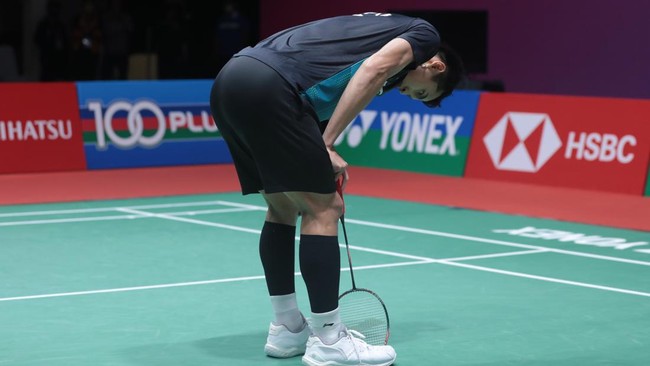 Kekalahan Jonatan Christie di Malaysia Masters 2022 diiringi sejumlah momen kontroversial wasit dan hakim garis yang bertugas di laga tersebut. 