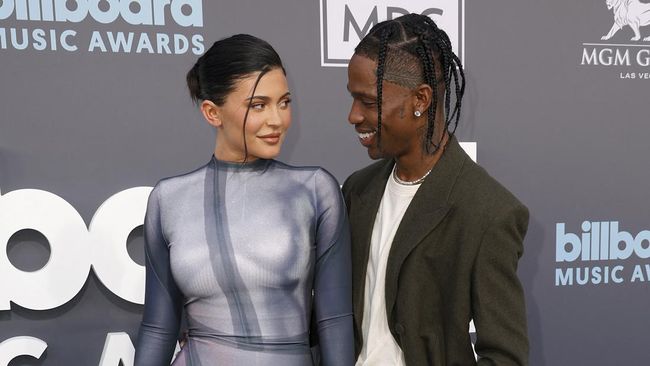 Kylie Jenner dan pacarnya, Travis Scott, kena hujat sebagai penjahat iklim gara-gara terbang menggunakan pesawat pribadi.