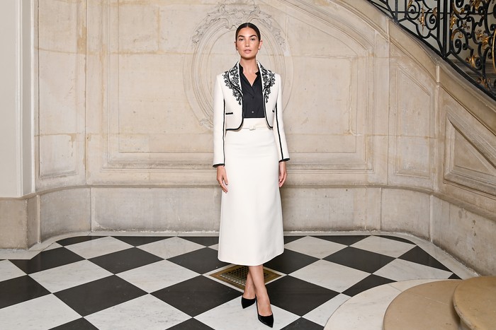 Model Lily Aldrige memilih bergaya klasik dan formal lewat setelan rok putih berhiaskan bordir. Foto: Getty Images For Christian Dior/Pascal Le Segretain