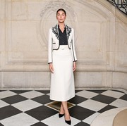 Ragu-ragu Pakai Rok Mini? 5 Model Rok Sebetis atau Midi Skirt Ini Bisa Dicoba!