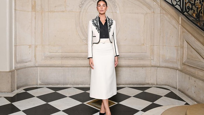 img-title Ragu-ragu Pakai Rok Mini? 5 Model Rok Sebetis atau Midi Skirt Ini Bisa Dicoba!