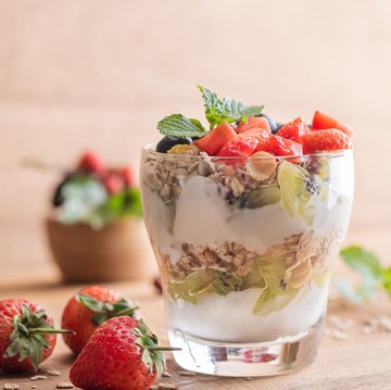 img-title Nggak Cuma Enak, 4 Bahan Makanan yang Cocok Dinikmati Bareng Yoghurt Ini Ampuh Turunkan Berat Badan!
