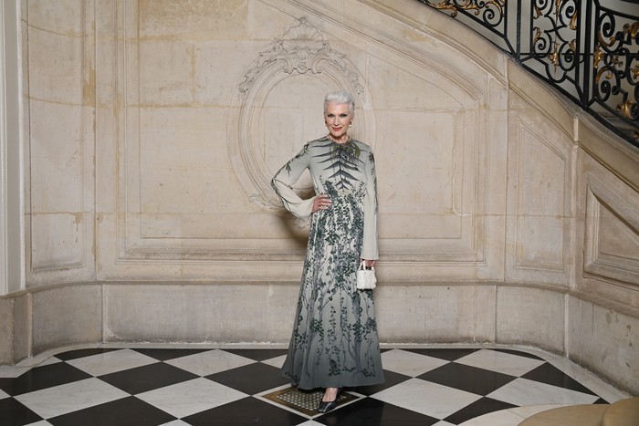Maye Musk, Ibunda dari Elon Musk, memilih gaun bermotif flora kala menonton peragaan Dior haute couture. Foto: Getty Images For Christian Dior/Pascal Le Segretain
