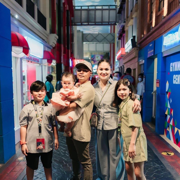 <p>Melalui unggahan instagram pribadinya, Wendi mengungkapkan rasa syukur atas kehadiran Aiko yang menjadi pelengkap keluarganya. "Kedatangan si bontot di keluarga kecil gue setahun lalu senengnya luar biasa. Walaupun pada akhirnya gue dan @revtiayunatasya harus mulai dari nol lagi ngerawat bayi," tulis Wendi. (Foto: Instagram @wendicagur)</p>