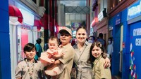<p>Melalui unggahan instagram pribadinya, Wendi mengungkapkan rasa syukur atas kehadiran Aiko yang menjadi pelengkap keluarganya. "Kedatangan si bontot di keluarga kecil gue setahun lalu senengnya luar biasa. Walaupun pada akhirnya gue dan @revtiayunatasya harus mulai dari nol lagi ngerawat bayi," tulis Wendi. (Foto: Instagram @wendicagur)</p>