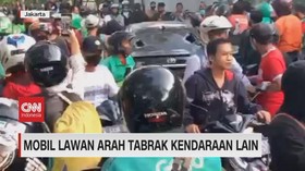 VIDEO: Mobil Lawan Arah Tabrak Kendaraan Lain