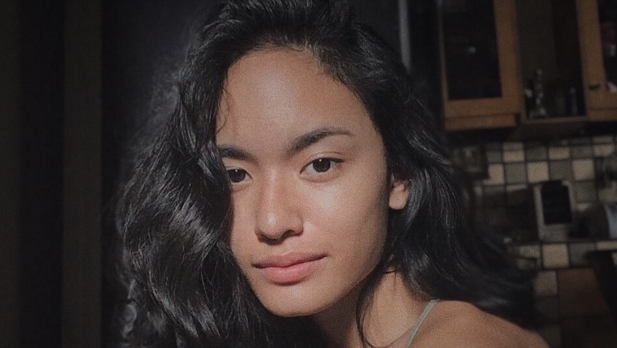 Momen Arawinda Kirana saat nongki di cafe dan icip donat