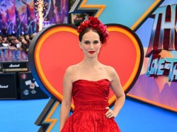 Merah Merona Gaya Natalie Portman di Premier Thor: Love and Thunder