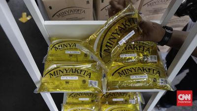 Sejumlah warga mengantre untuk membeli minyak goreng kemasan saat peluncuran minyak goreng kemasan rakyat (MinyaKita) di kantor Kementerian Perdagangan, Jakarta, Rabu (6/7/2022). Kementerian Perdagang