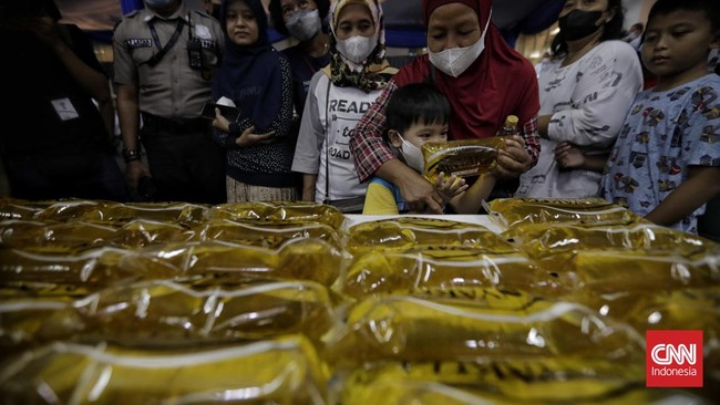 Jokow meminta para menterinya mewaspadai kenaikan harga barang yang bisa berimbas pada lonjakan inflasi, terutama beras dan minyak goreng.