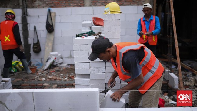 Pajak Pertambahan Nilai (PPN) membangun rumah sendiri alias tanpa kontraktor bakal naik dari saat ini sebesar 2,2 persen menjadi 2,4 persen mulai tahun depan.