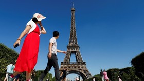 Dua Turis Mabuk Menyusup dan Terjebak di Dalam Menara Eiffel