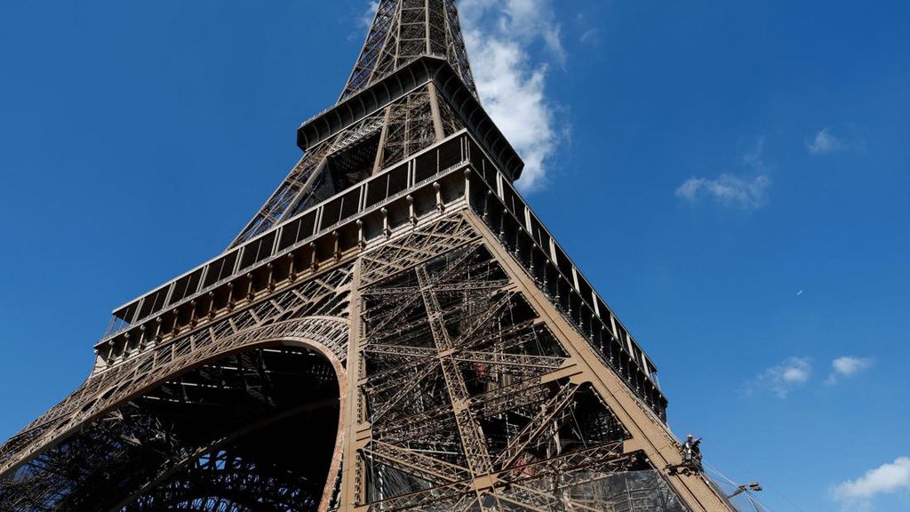 Melintasi Jembatan Gantung, Melihat Menara Eiffel dari Sudut Baru