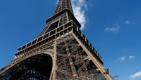 Melintasi Jembatan Gantung, Melihat Menara Eiffel dari Sudut Baru