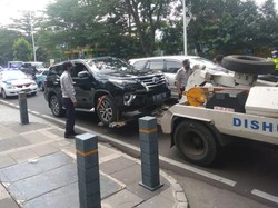 Aksi Derek Atasi Parkir Liar agar Tak Macet di Senopati