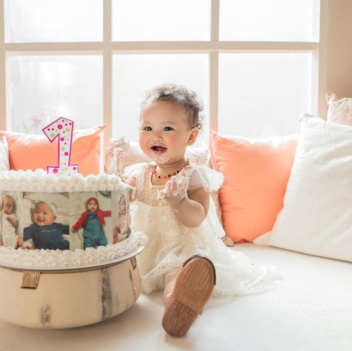 <p>Putri kecil Wendi Cagur itu diberi nama cantik dan unik, Aiko Phoenix Dactylifera. Aiko ialah gabungan nama Wendi dan sang istri. Sedangkan, Phoenix Dactylifera berarti kurma. (Foto: Instagram @wendicagur)</p>
