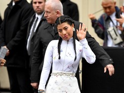 Fashion Putri Thailand Terinspirasi Nenek,Gaun Puting Emasnya Jadi Sorotan