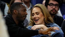 Adele Pamer Cincin di Tengah Rumor Resmi Nikah dengan Rich Paul