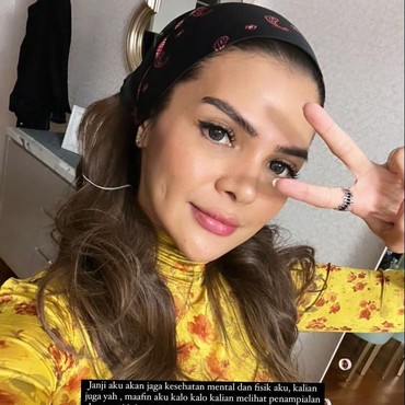 8 Potret Terbaru Rosmanizar Lepas Hijab Usai Cerai dari Didi Mahardika