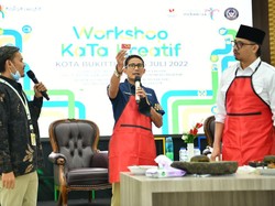 Sandiaga Beri Bantuan Modal Usaha ke Pelaku UMKM di Bukittinggi