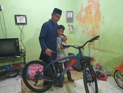 Sandi Beri Sepeda ke Tukang Sapu Makam Syekh Burhanuddin Padang Pariaman
