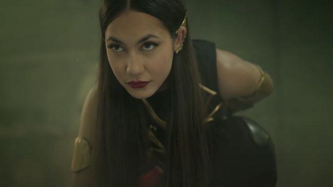 Teaser trailer Sri Asih menampilkan sederet aksi laga keren yang dilakukan Pevita Pearce melawan para bandit.