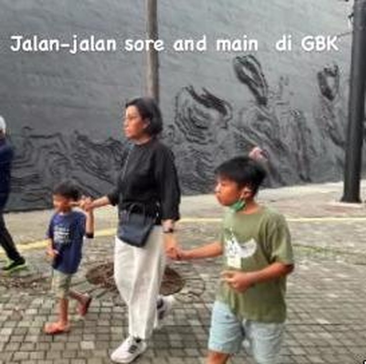 <p>Tak perlu liburan jauh atau mewah, momen jalan sore seperti ini saja sudah sangat membuat Sri Mulyani dan suami bahagia bisa bersama cucu-cucu kesayangan mereka. Foto: Instagram</p>
