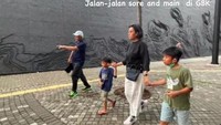 <p>Tak perlu liburan jauh atau mewah, momen jalan sore seperti ini saja sudah sangat membuat Sri Mulyani dan suami bahagia bisa bersama cucu-cucu kesayangan mereka. Foto: Instagram</p>