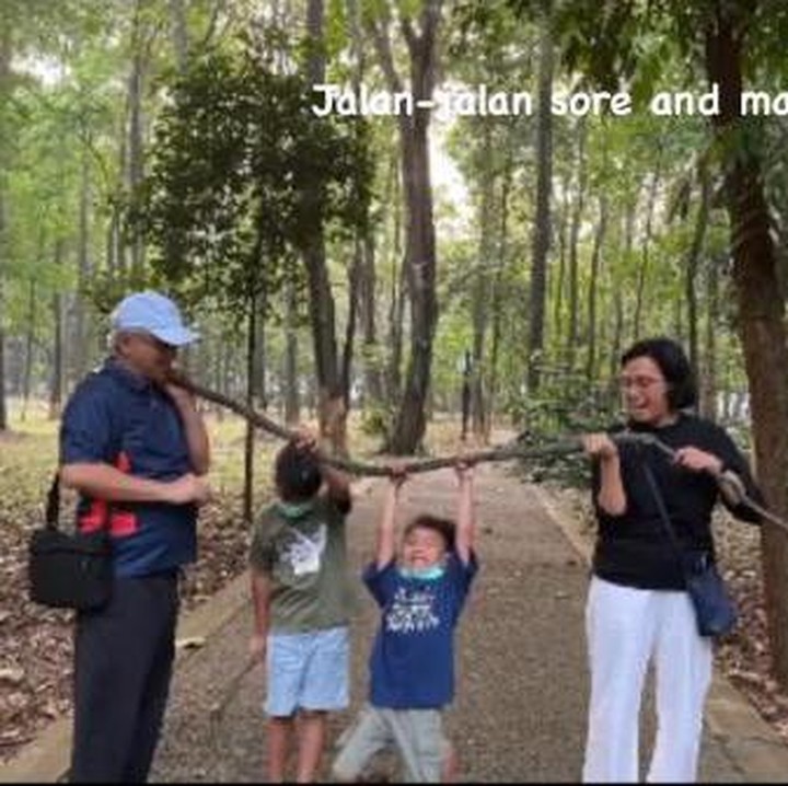 <p>Tampaknya kesibukan sebagai Menteri Keuangan Republik Indonesia tidak membuat Sri Mulyani lupa untuk meluangkan waktu dengan keluarga terutama cucu-cucunya. Foto: Instagram</p>
