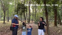 7 Potret Keseruan Sri Mulyani & Suami Ajak Jalan-jalan Cucu di Hutan GBK