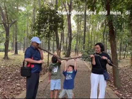 7 Potret Keseruan Sri Mulyani & Suami Ajak Jalan-jalan Cucu di Hutan GBK