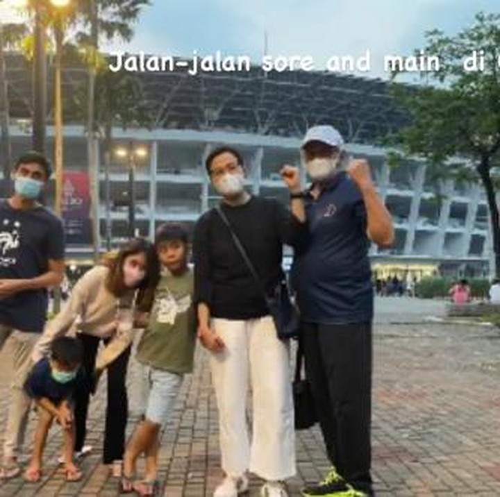 <p>Ia pun megakui bahwa menghabiskan waktu bersama cucu-cucunya adalah hal yang menyenangkan. Lihat saja ekspresi wajah bahagia keduanya, Bunda. Semoga Sri Mulyani dan suami senantiasa diberikan kesehatan ya Bunda agar dapat terus menemani sang cucu. Foto: Instagram</p>