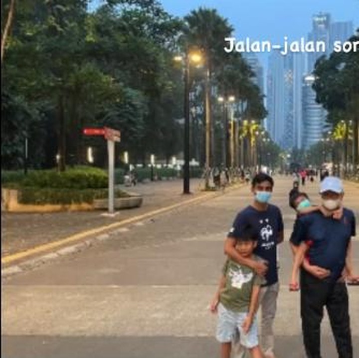 <p>Pergi ke tempat outdoor seperti taman, tampaknya menjadi momen bagi Sri Mulyani untuk bisa mempererat bonding dengan para cucunya. Ia bahkan masih sanggup ikut berlari dengan cucunya lho. (Foto: Instagram @smindrawati)</p>