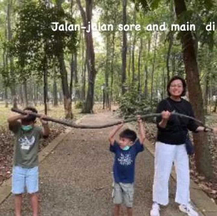 <p>Pada akhir pekan lalu tepatnya Sabtu (2/7), Sri Mulyani bersama sang suami Tonny Sumartono mengajak cucu mereka berjalan-jalan sore ke Hutan Gelora Bung Karno, Bunda. (Foto: Instagram @smindrawati)</p>